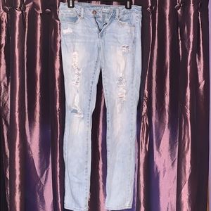 American Eagle light wash ripped jeans!